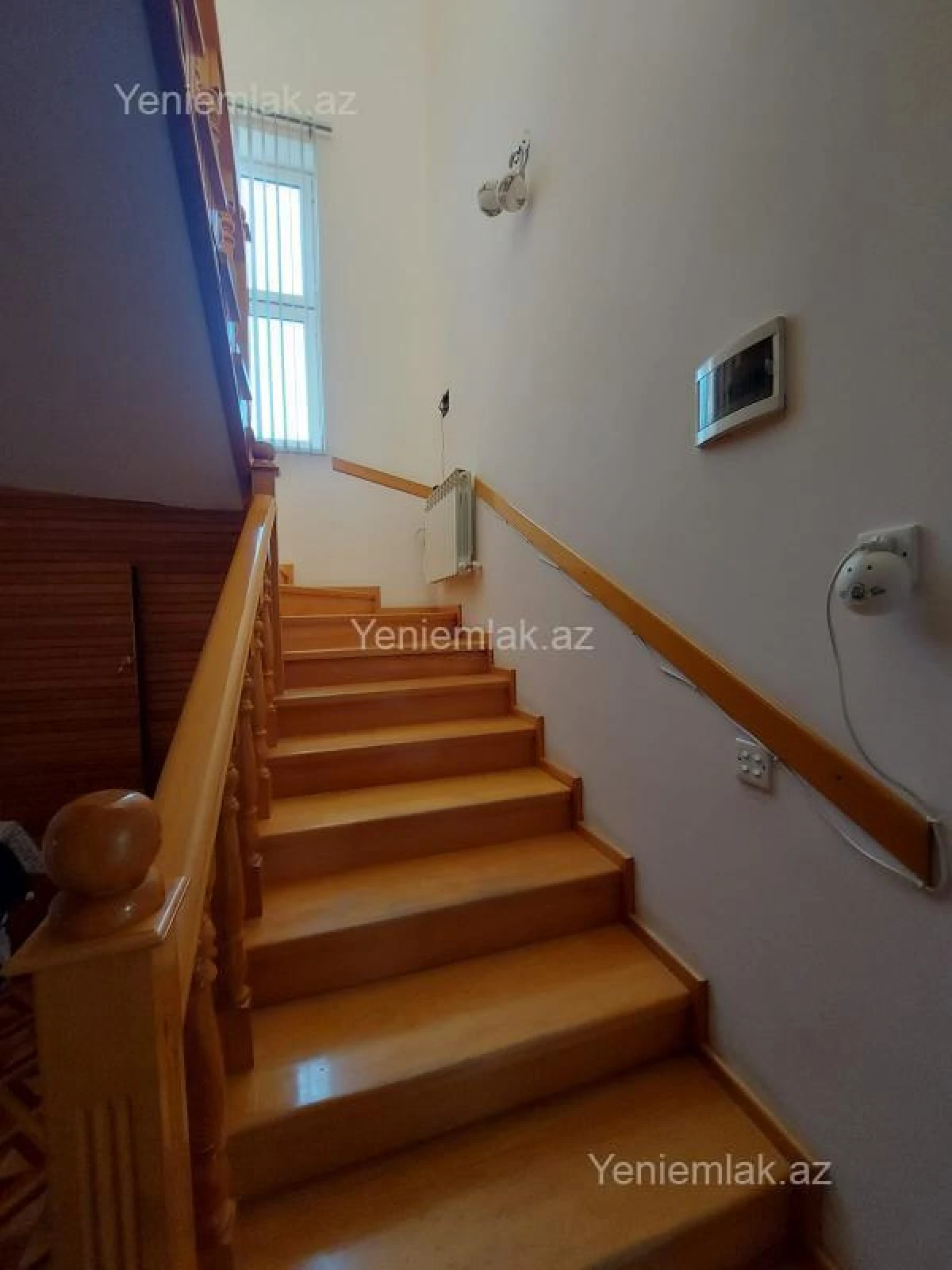 Satılır 8 otaqlı həyət evi 200 m²