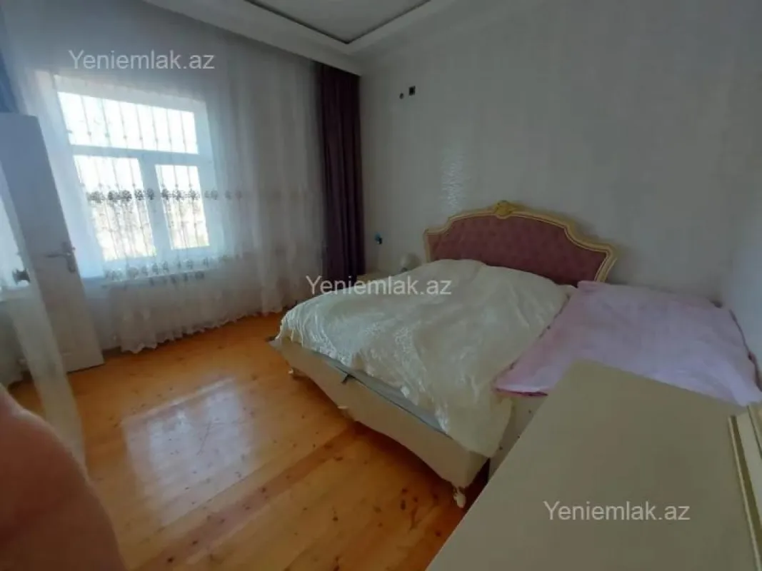 Satılır 8 otaqlı həyət evi 200 m²