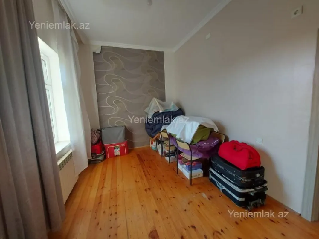 Satılır 8 otaqlı həyət evi 200 m²