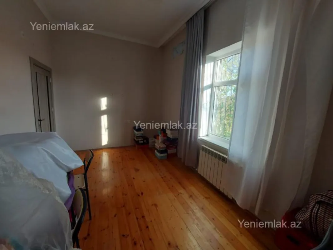 Satılır 8 otaqlı həyət evi 200 m²
