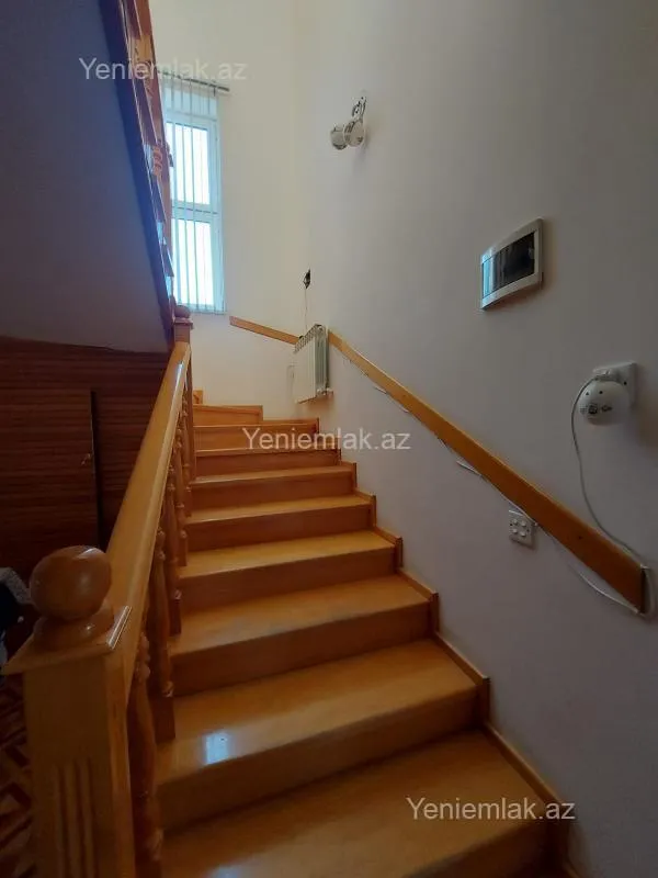 Satılır 8 otaqlı həyət evi 200 m²