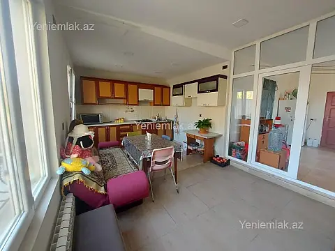 Satılır 8 otaqlı həyət evi 200 m²