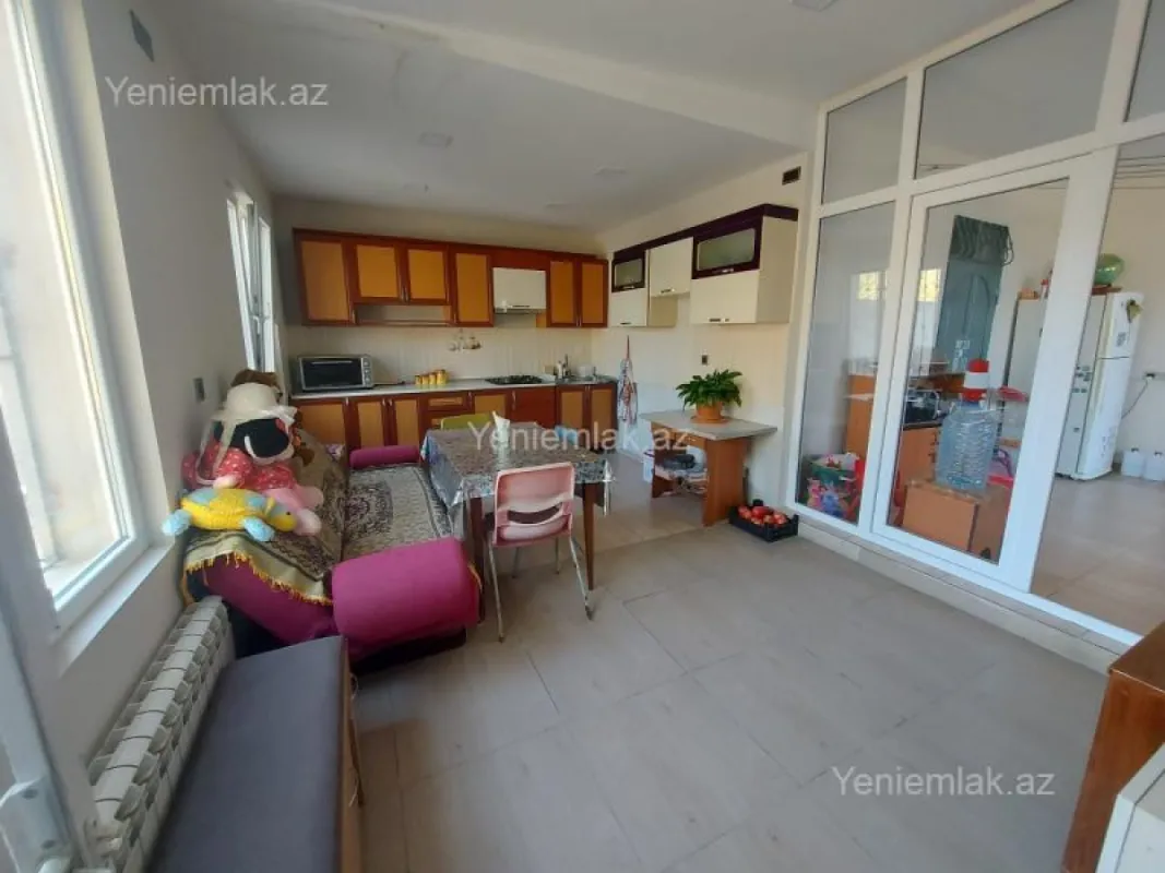 Satılır 8 otaqlı həyət evi 200 m²