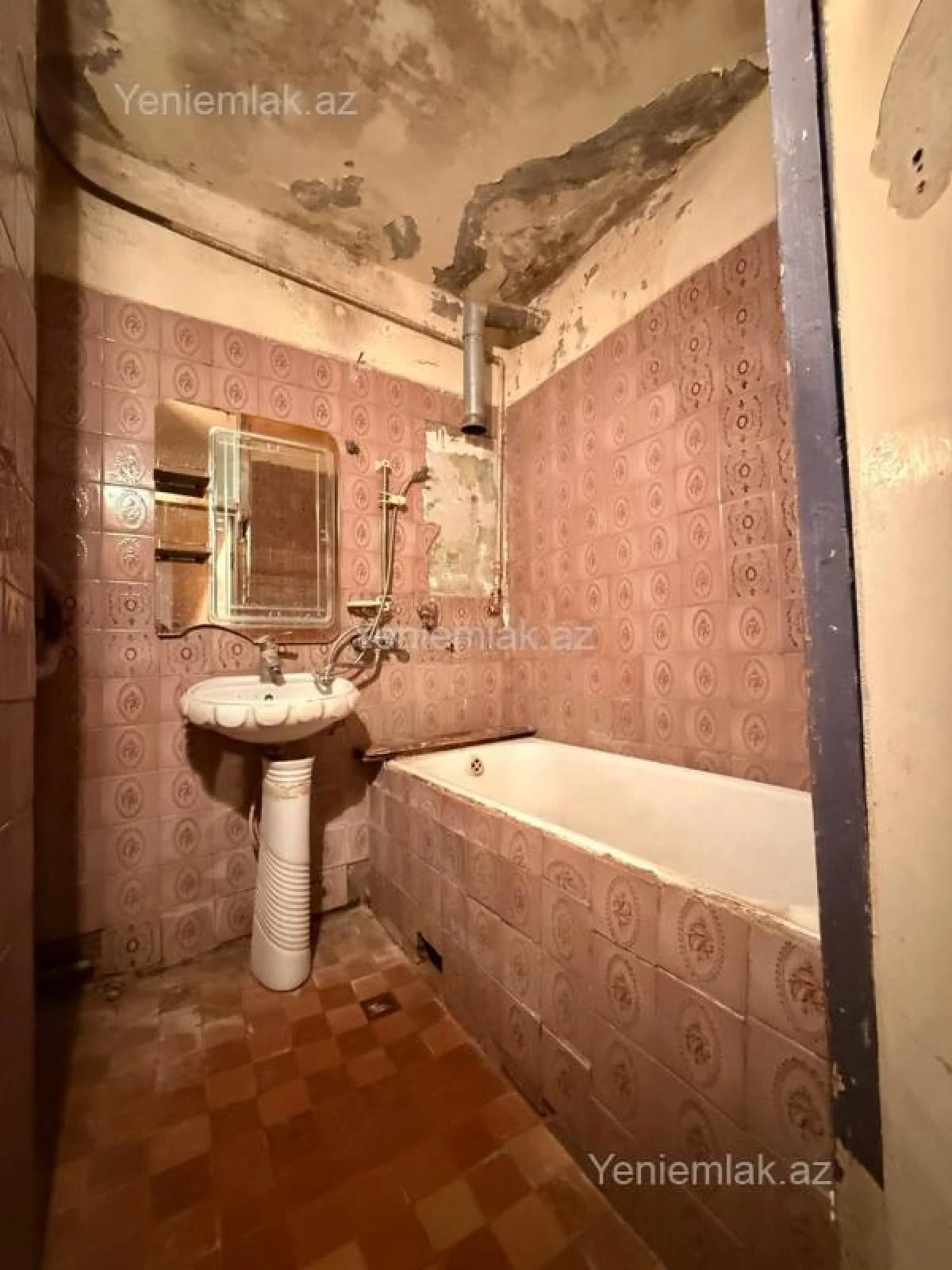 Satılır 4 otaqlı köhnə tikili 110 m²