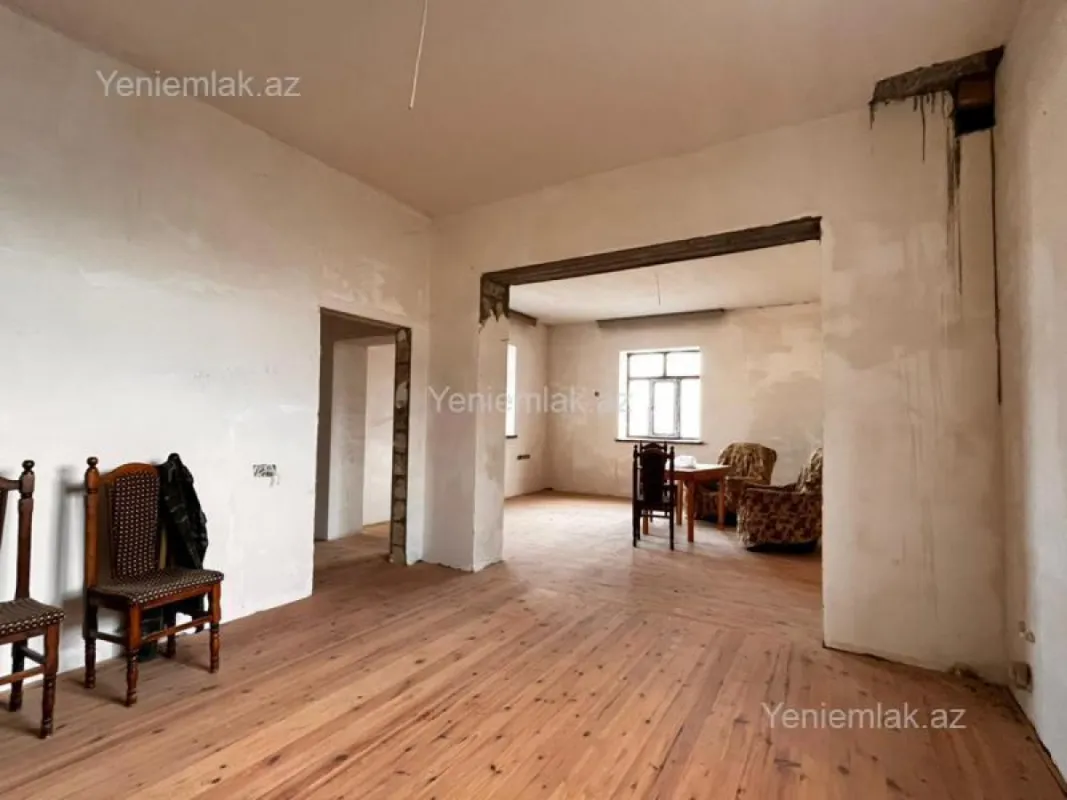 Satılır 9 otaqlı həyət evi 300 m²