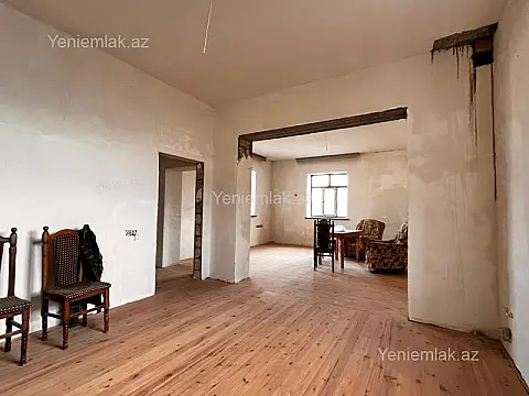 Satılır 9 otaqlı həyət evi 300 m²