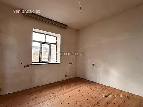 Satılır 9 otaqlı həyət evi 300 m²