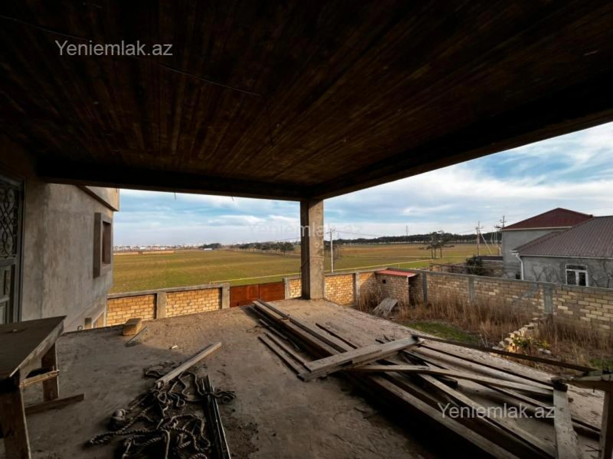 Satılır 9 otaqlı həyət evi 300 m²