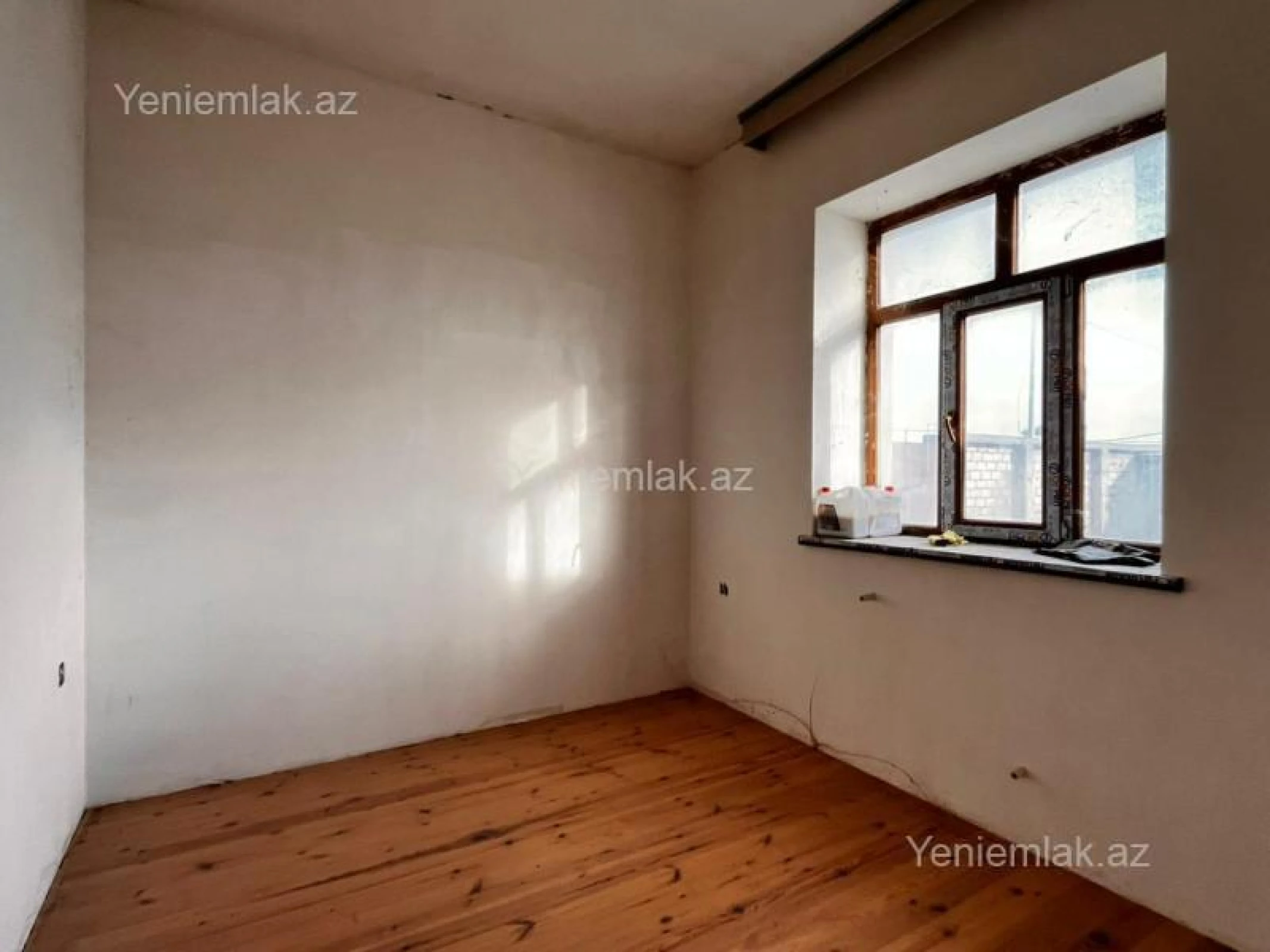 Satılır 9 otaqlı həyət evi 300 m²