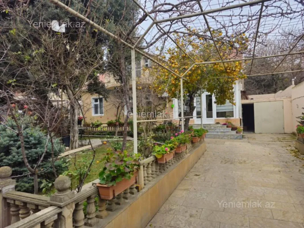 Satılır 7 otaqlı həyət evi 330 m²
