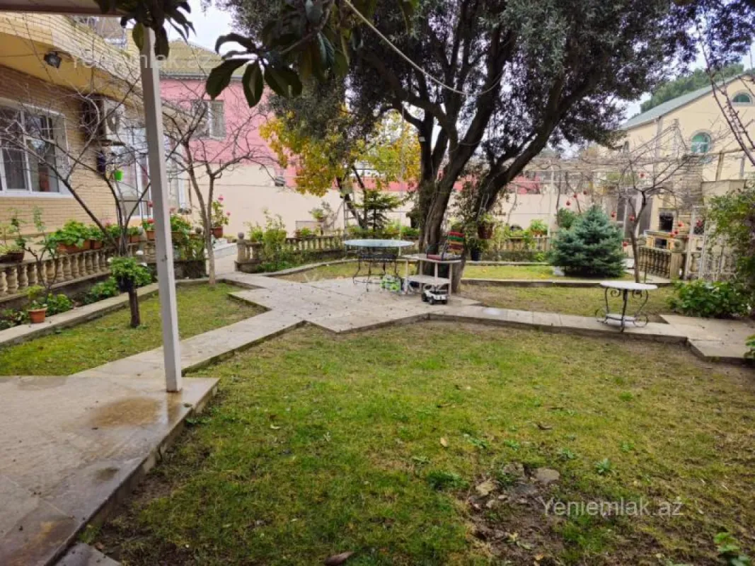 Satılır 7 otaqlı həyət evi 330 m²