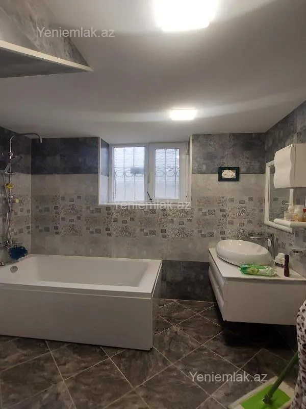 Satılır 5 otaqlı həyət evi 200 m²