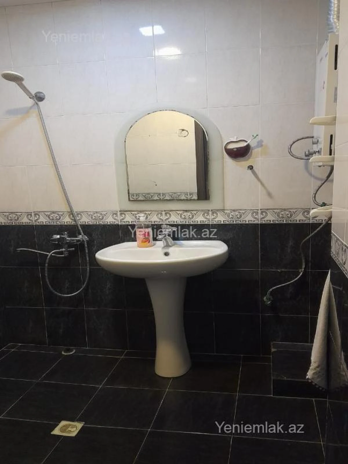 Satılır 4 otaqlı köhnə tikili 100 m²