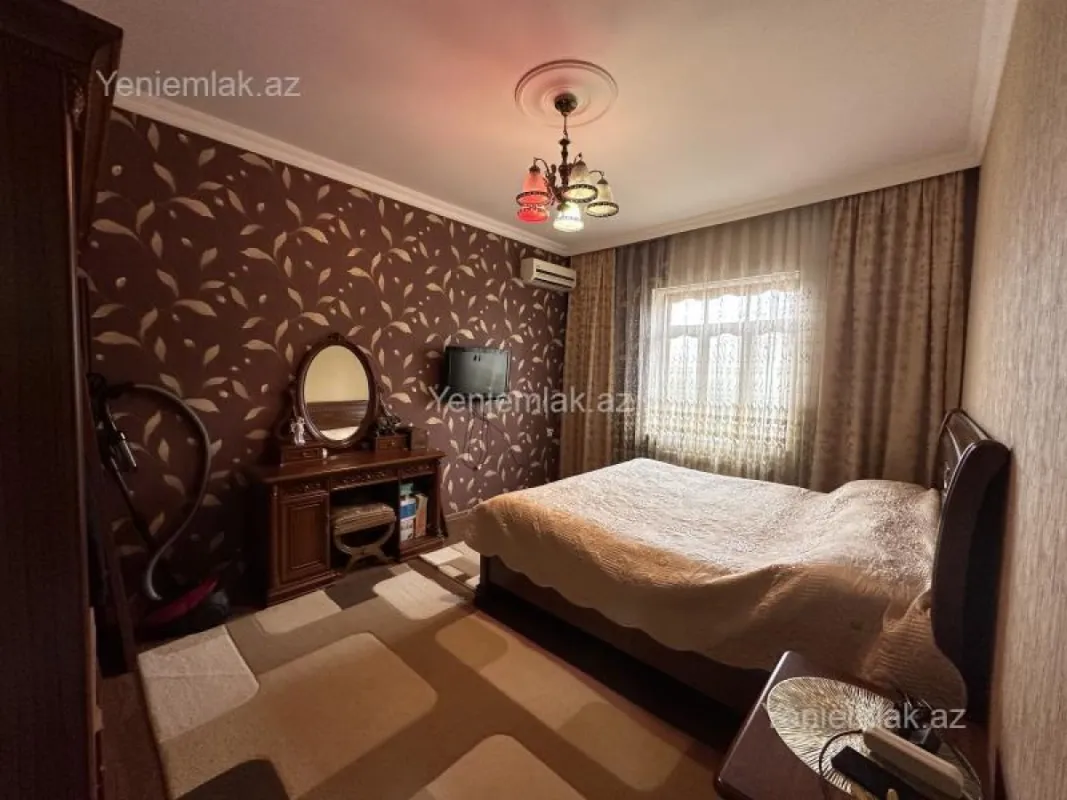 Satılır 8 otaqlı həyət evi 580 m²