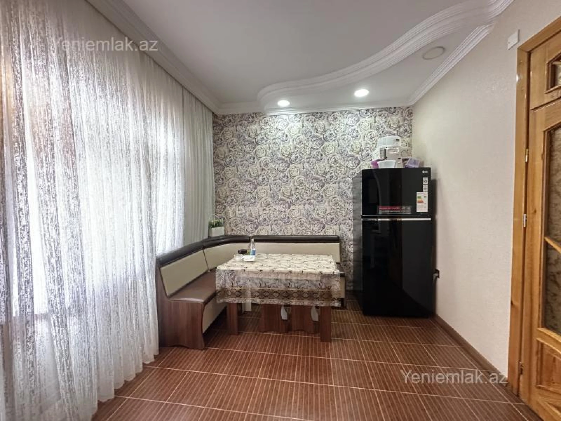 Satılır 8 otaqlı həyət evi 580 m²