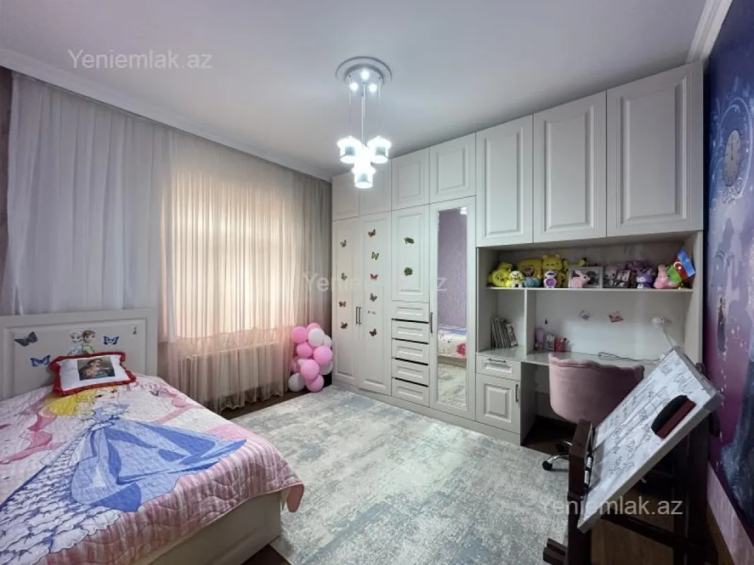 Satılır 8 otaqlı həyət evi 580 m²