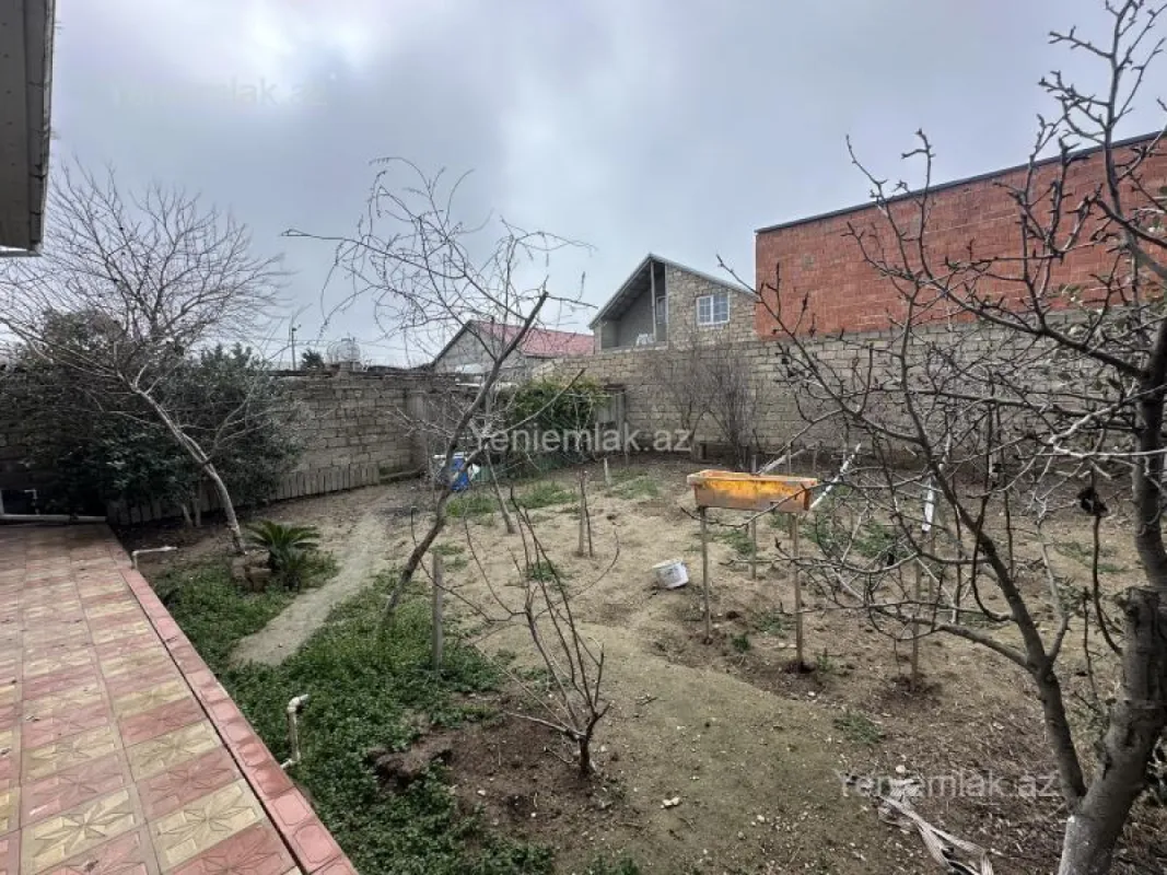 Satılır 8 otaqlı həyət evi 580 m²