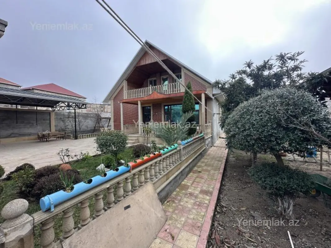Satılır 8 otaqlı həyət evi 580 m²