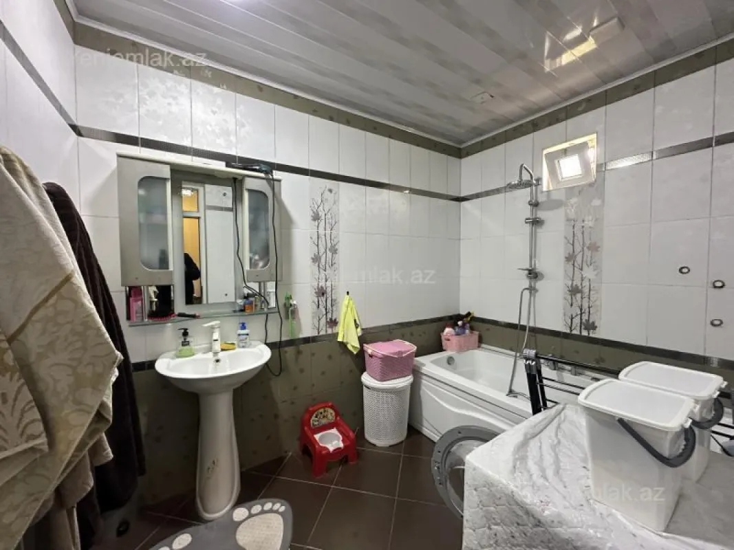 Satılır 8 otaqlı həyət evi 580 m²