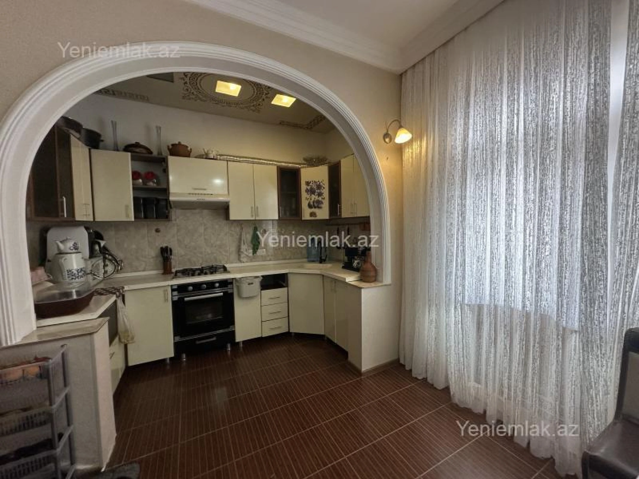 Satılır 8 otaqlı həyət evi 580 m²