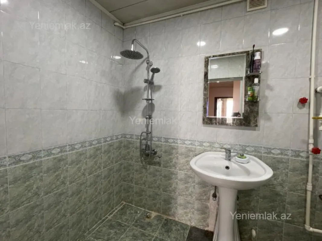 Satılır 2 otaqlı köhnə tikili 75 m²