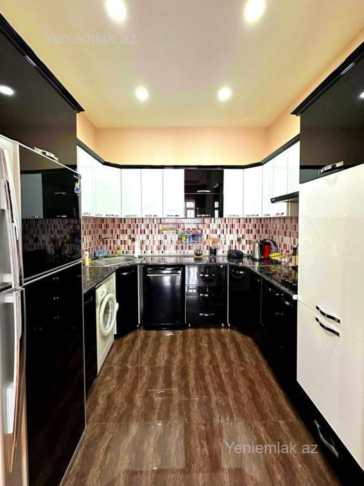 Satılır 3 otaqlı yeni tikili 150.5 m²