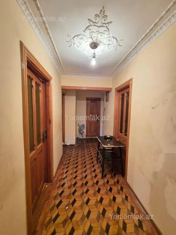 Satılır 2 otaqlı köhnə tikili 73 m²