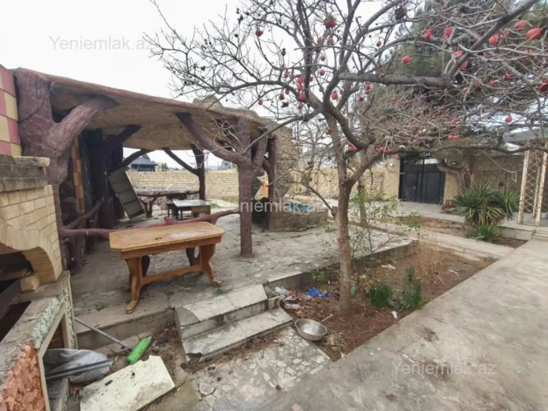 Satılır 5 otaqlı həyət evi 300 m²