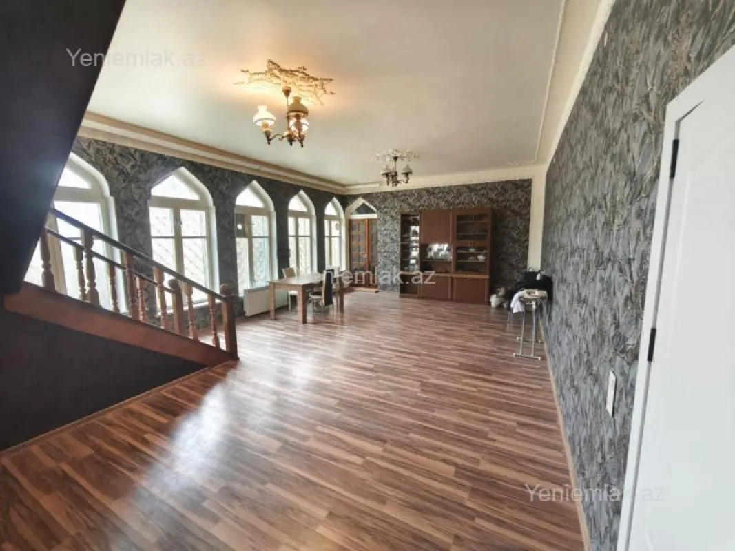 Satılır 5 otaqlı həyət evi 300 m²