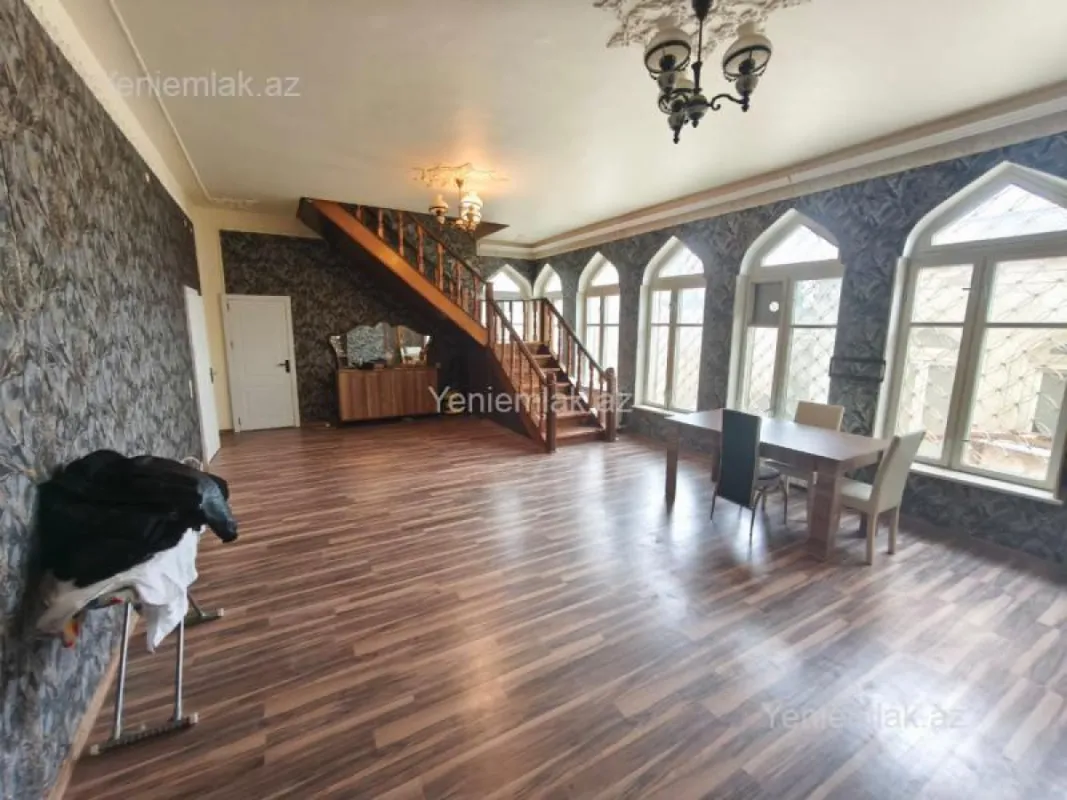 Satılır 5 otaqlı həyət evi 300 m²