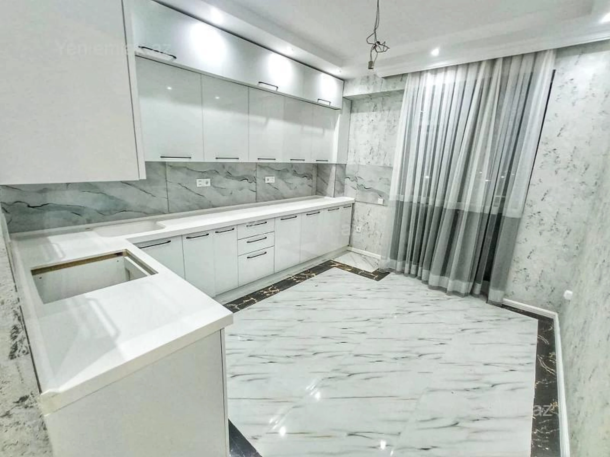 Satılır 4 otaqlı yeni tikili 180 m²