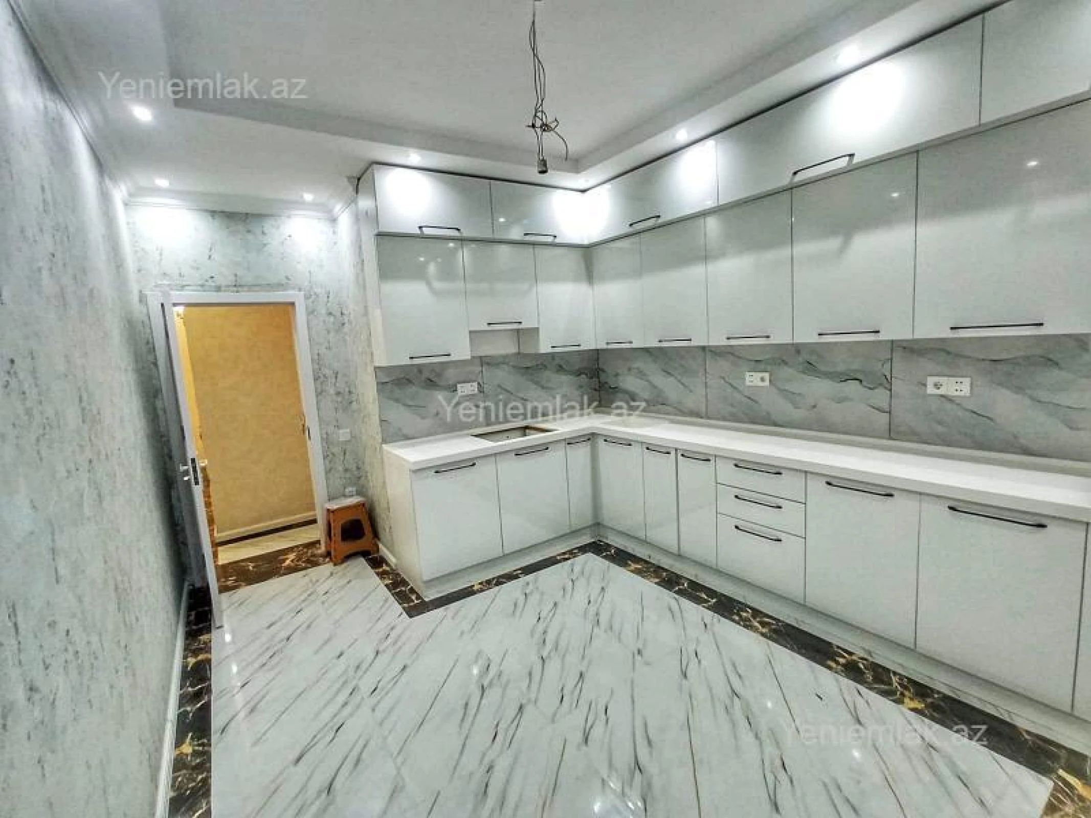 Satılır 4 otaqlı yeni tikili 180 m²