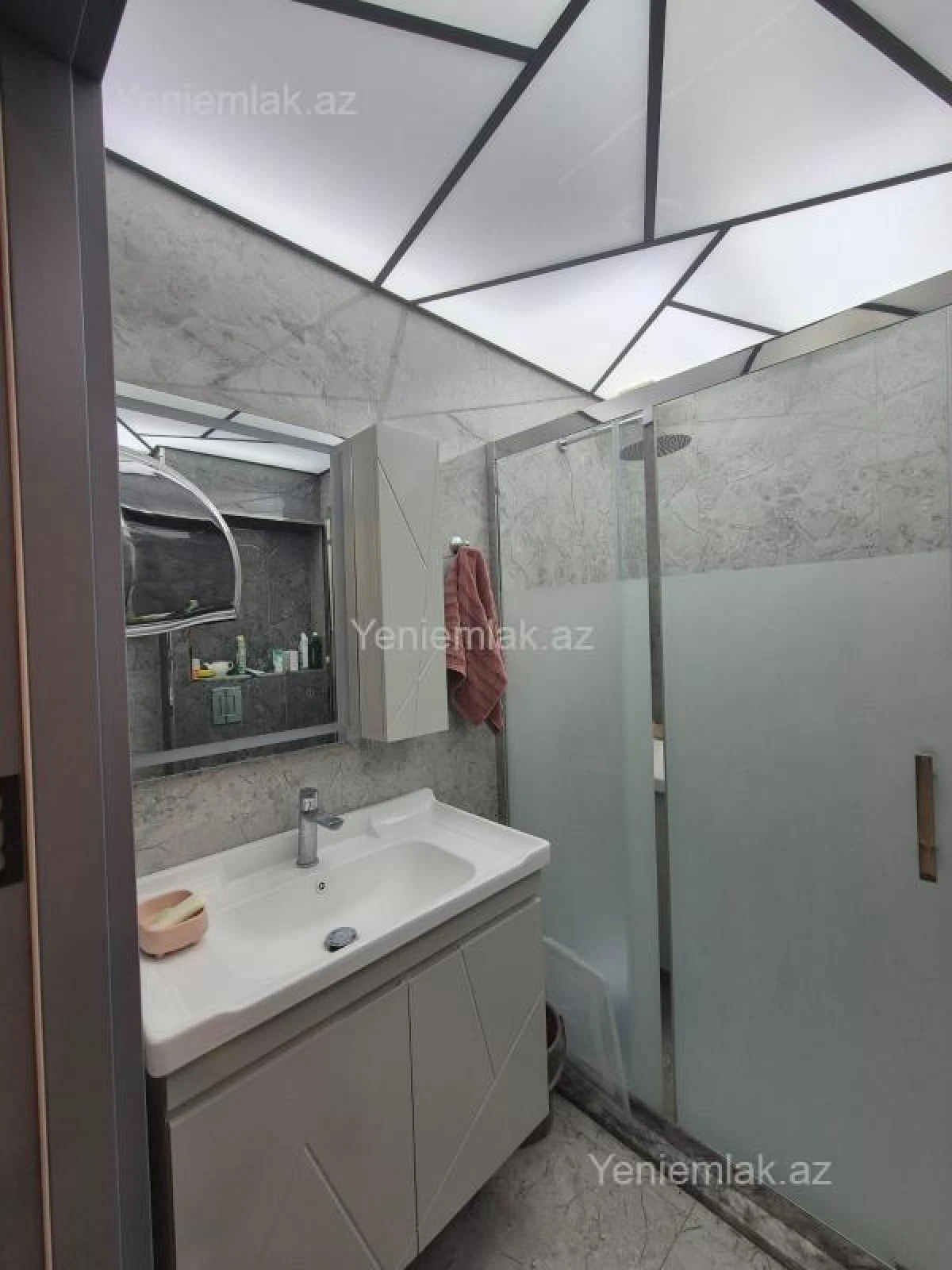 Satılır 2 otaqlı köhnə tikili 75 m²