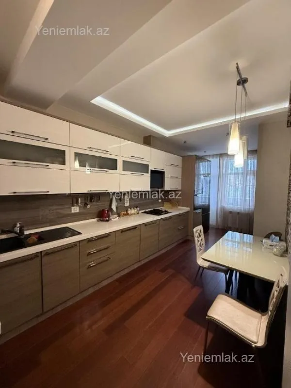 Satılır 4 otaqlı yeni tikili 180 m²
