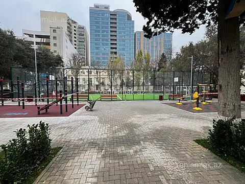 Satılır 3 otaqlı köhnə tikili 118 m²