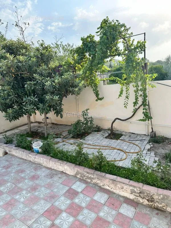 Satılır 5 otaqlı həyət evi 180 m²