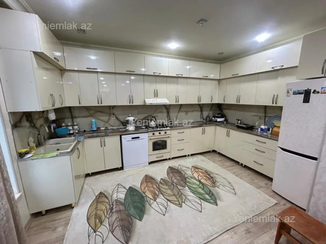 Satılır 10 otaqlı həyət evi 390 m²