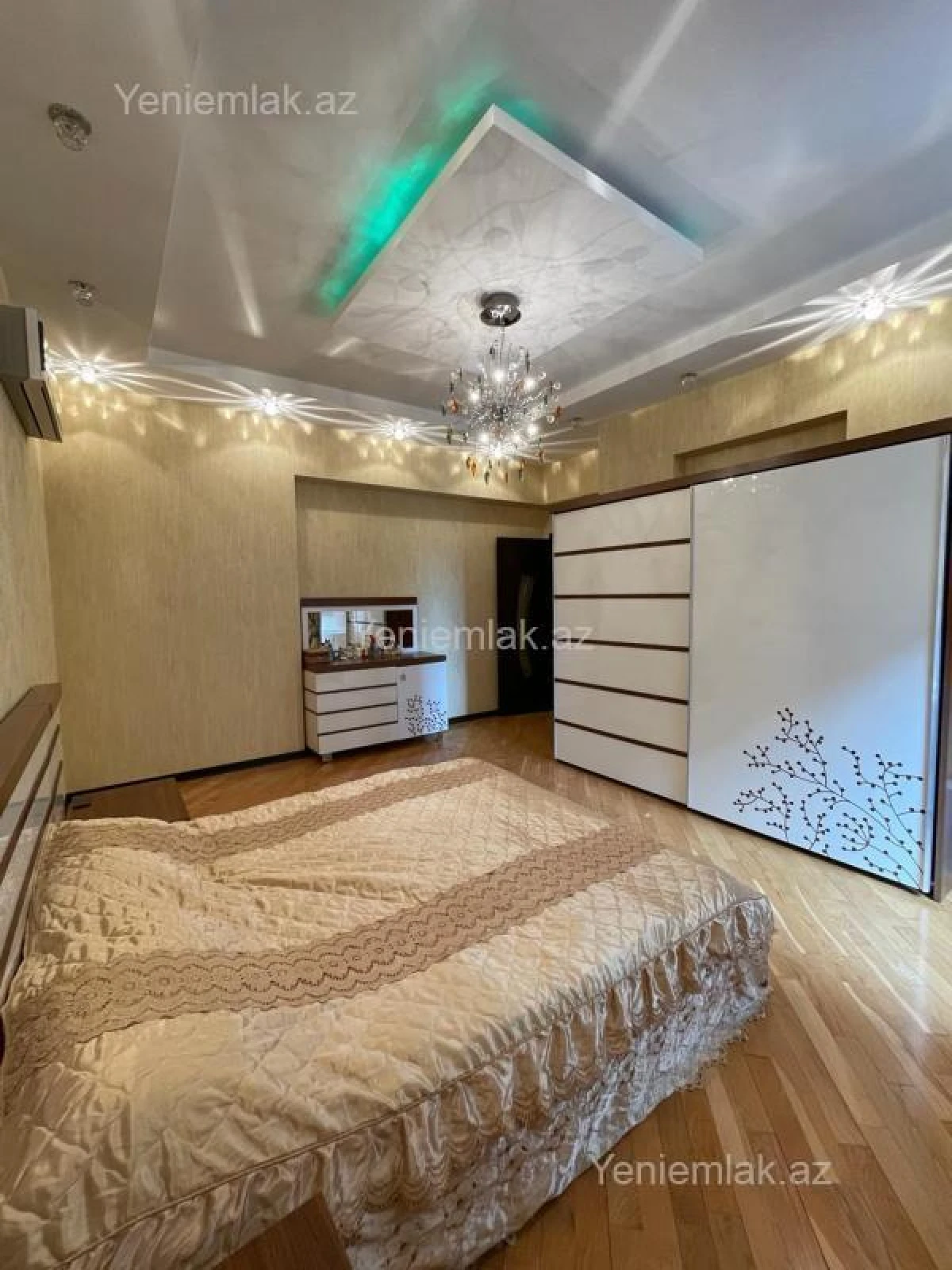 Satılır 4 otaqlı yeni tikili 180 m²