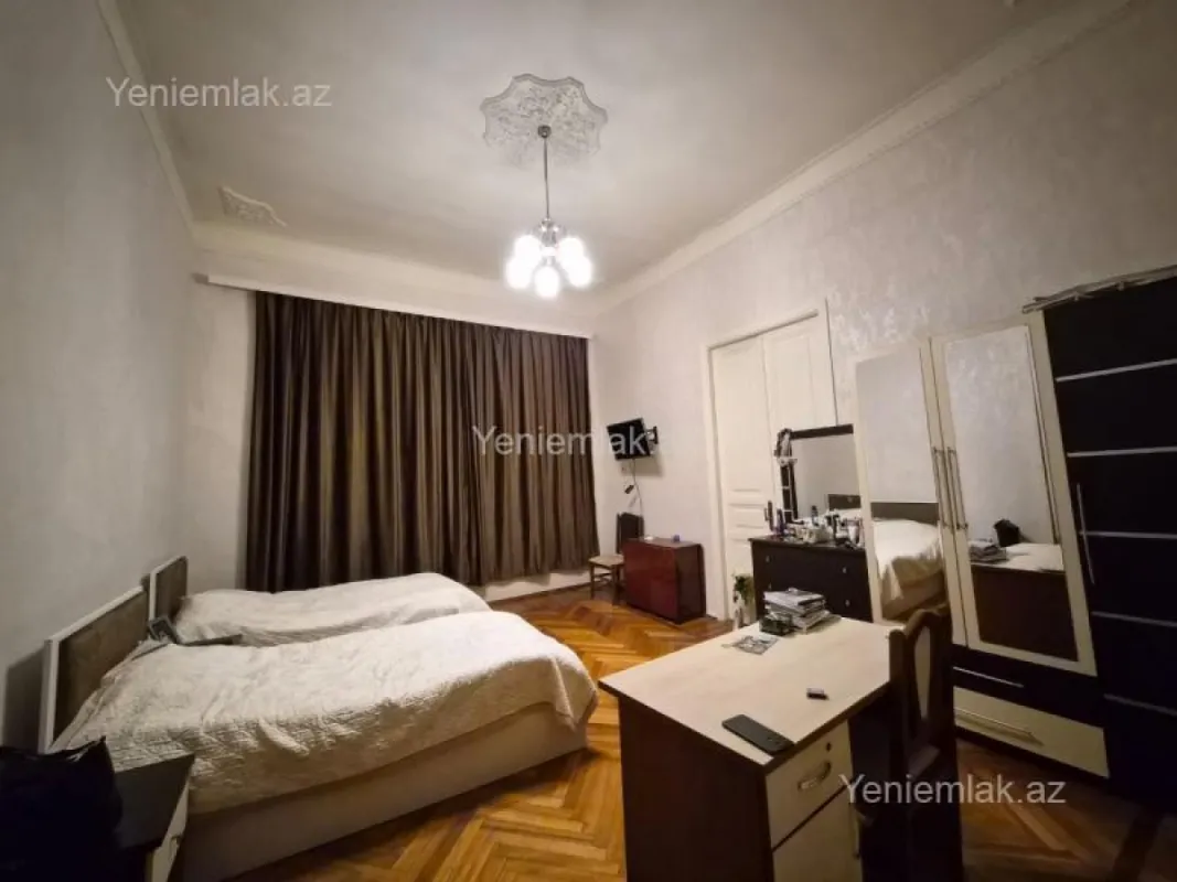 Satılır 3 otaqlı köhnə tikili 120 m²