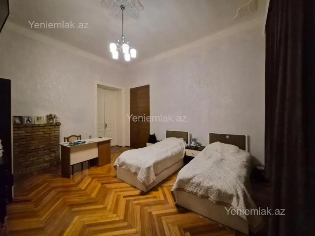 Satılır 3 otaqlı köhnə tikili 120 m²