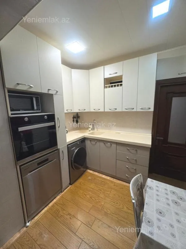 Satılır 4 otaqlı köhnə tikili 110 m²