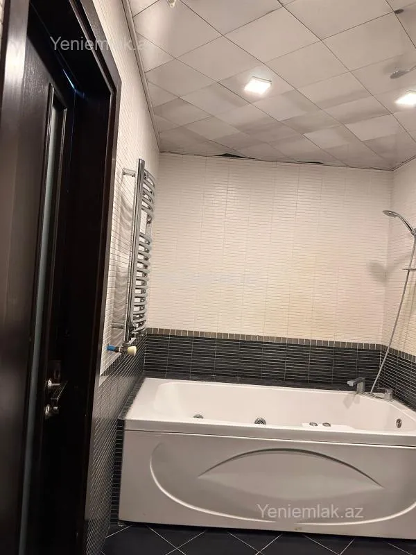 Satılır 3 otaqlı yeni tikili 130 m²