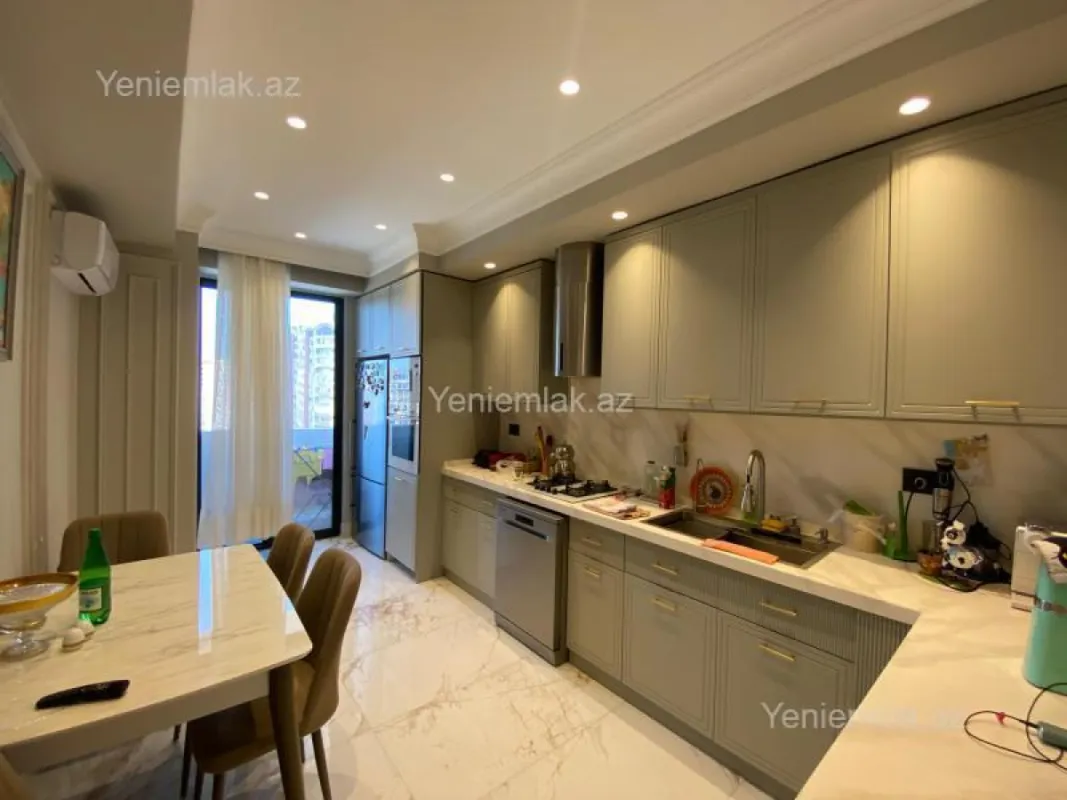 Satılır 4 otaqlı yeni tikili 202 m²