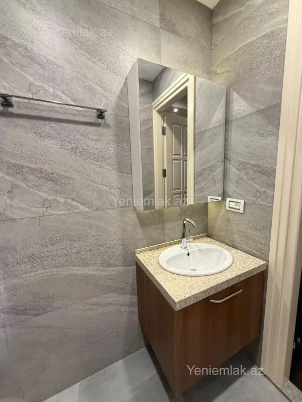 Satılır 3 otaqlı yeni tikili 135 m²