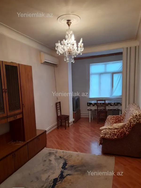 Satılır 4 otaqlı köhnə tikili 110 m²