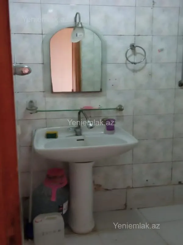 Satılır 4 otaqlı köhnə tikili 110 m²