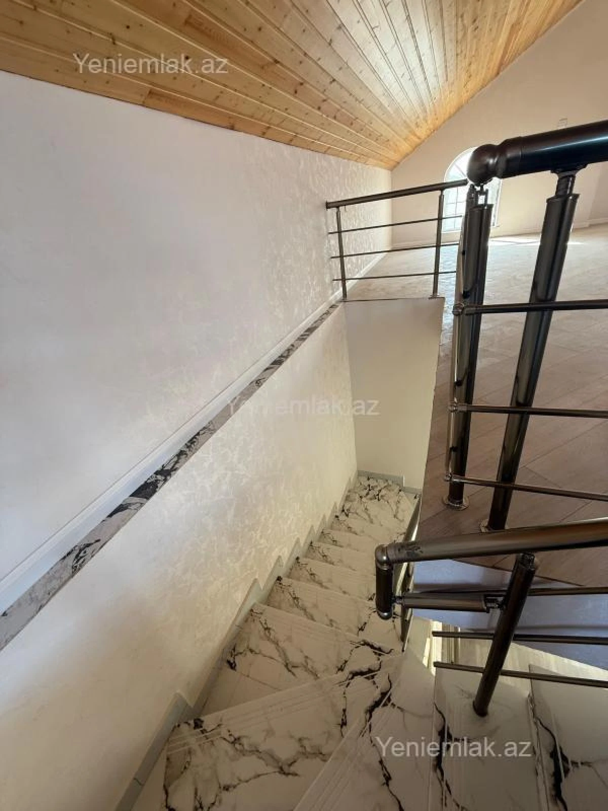 Satılır 5 otaqlı həyət evi 210 m²