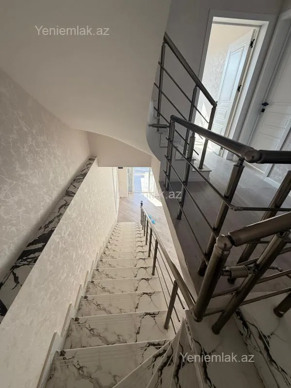 Satılır 5 otaqlı həyət evi 210 m²