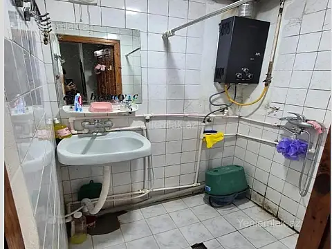 Satılır 2 otaqlı köhnə tikili 52 m²