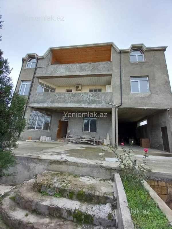 Satılır 8 otaqlı həyət evi 810 m²